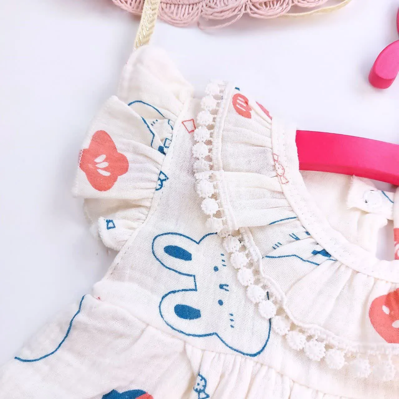 رامپر نوزادی دخترانه طرح توت فرنگی جنس موسلین مناسب 3 ماه تا 2 سال
