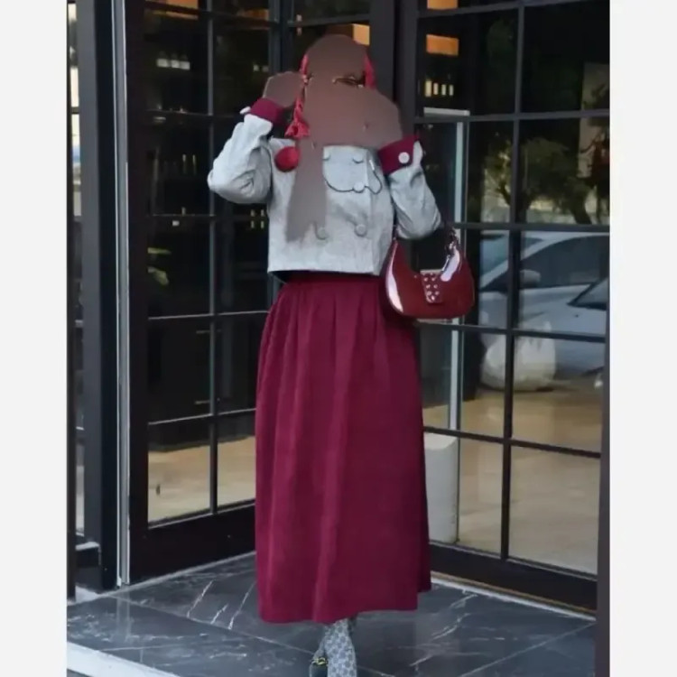 کت و دامن بهارناز پارچه کشمیر بافت وارداتی و مخمل کبریتی رنگ طوسی زرشکی