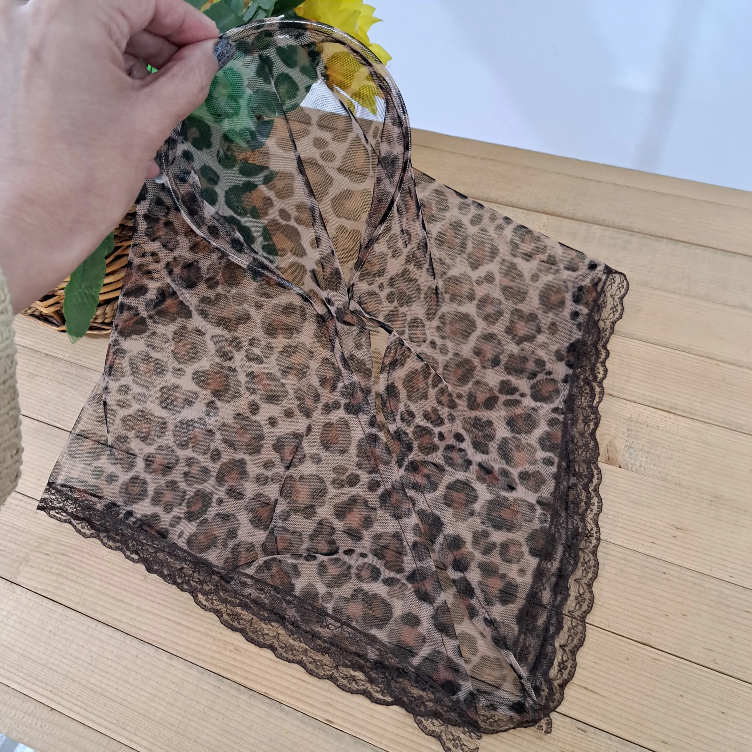 مینی اسکارف تل دار طرح پلنگی جنس توری دور گیپور دوزی شده